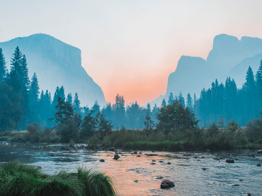 il y'a tous le monde au balcon whore Chimera Costumes shirtless big bosom boobies tshirt laying on bed naked